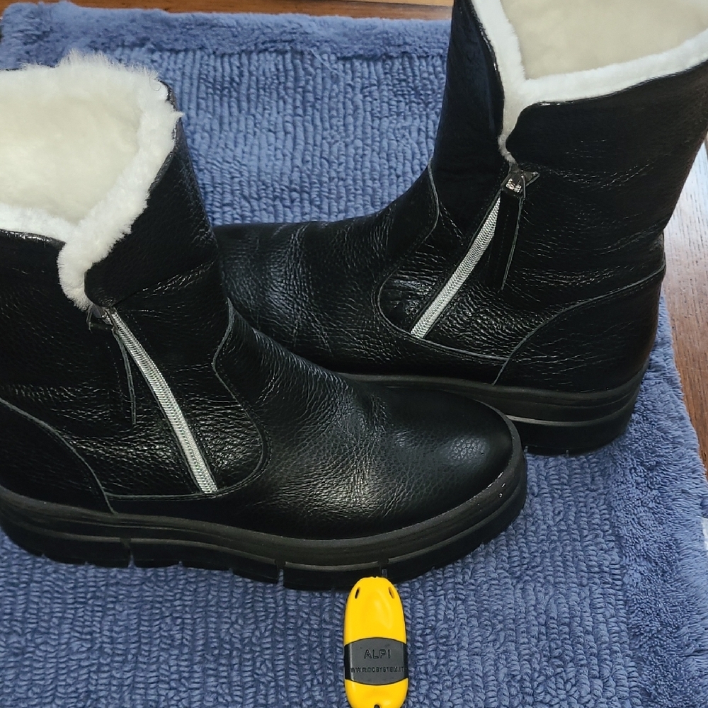 Black Leather, Faux-Fur Lined Women's Winter Zip Boots, U.S. Size 8 - Picture 12 of 15